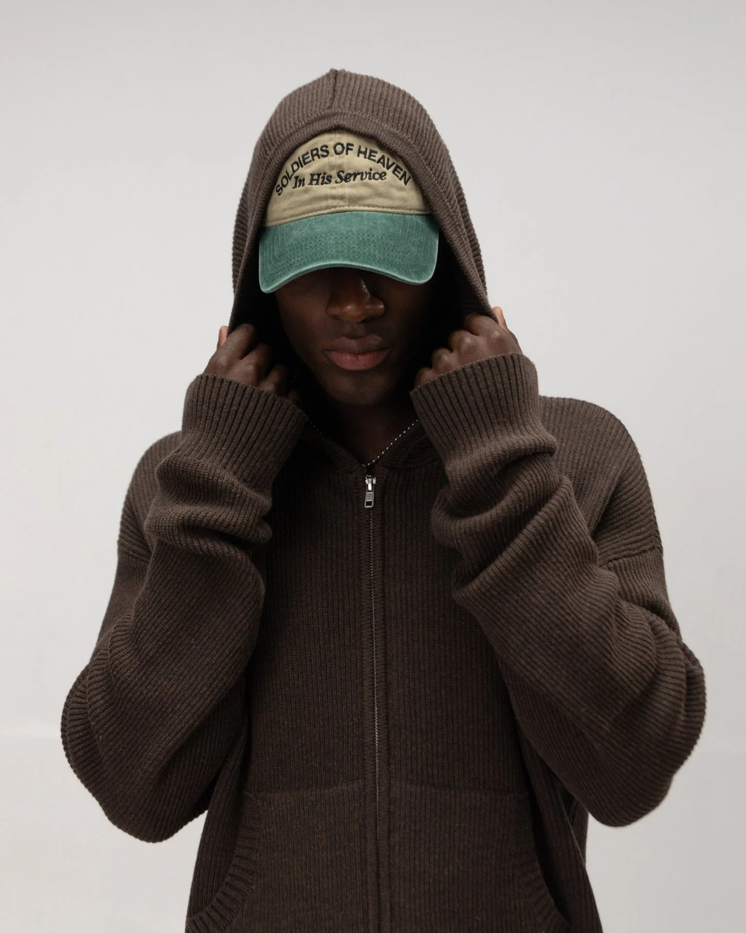 "COFFEE" CABLE KNIT CROPPED ZIP HOODIE - Image 4